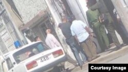 Militares entrando a la vivienda de Yerly Luis Velázquez, en Las Tunas. (Foto publicada por la usuaria Alma Cian en Facebook).