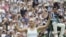 La tenista alemana Sabine Lisicki reacciona durante un partido del torneo de tenis de Wimbledon que disputó contra la estadounidense Serena Williams.