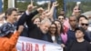 El ex presidente brasileño Luis Inacio Lula da Silva celebra con sus partidarios en las afueras de la cárcel de Curitiba tras salir de prisión la tarde del viernes por orden de un juez federal (Foto: Henry Milleo/AFP).