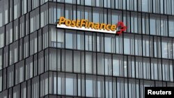 El logo de Swiss Post Finance en la sede de la institución financiera en Berna, Suiza. REUTERS/Ruben Sprich