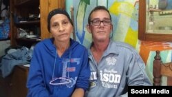 Eralidis Frómeta, junto a su esposo, el periodista independiente Lázaro Yuri Valle Roca. (Foto: Facebook)