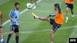 Los jugadores de la selección española de fútbol, David Villa y Jesús Navas, entrenan con el equipo en Ginebra, Suiza, el 9 de septiembre del 2013. España se enfrentará el martes a Chile en partido amistoso.