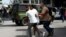 Agentes de civil detuvieron a manifestantes en las protestas del 11 de julio en La Habana.