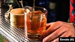 Bartender prepara un trago con ron. (Foto: Envato)