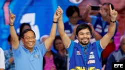 (i-d) El actual vicepresidente de Filipinas, líder del partido opositor Alianza Nacionalista Unida y candidato presidencial, Jejomar Binay, y el campeón de boxeo Manny Pacquiao. 