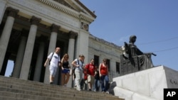 Un grupo de estudiantes baja la escalinata de la Universidad de La Habana. (AP/Javier Galeano)