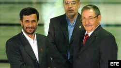 Raúl Castro se encontró por primera vez con el presidente de Irán, Majmud Ajmadineyad durante la XIV Cumbre del Movimiento de Países No Alineados (NOAL) en septiembre, del 2006 en La Habana.