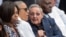 El presidente de Estados Unidos, Barack Obama (c), y su esposa, Michelle (i), junto al gobernante de Cuba, Raúl Castro (d), en el estadio Latinoamericano.