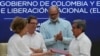 La representante del gobierno colombiano, Vera Grabe (izquierda), y el comandante del ELN, Pablo Beltrán, intercambian su acuerdo de extensión del cese del fuego firmado en La Habana, Cuba, el 6 de febrero de 2024. AP/Ramon Espinosa, Archivo