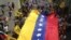 Venezolanos protestan contra la suspensión del referendo revocatorio contra Nicolás Maduro. 
