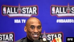 Kobe Bryant ofrece una rueda de prensa en Toronto, Ontario, Canadá.