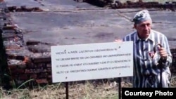 Sigmund Solobewski viste una réplica de su uniforme de recluso durante su regreso al campo de concentración de Auschwitz en 1990.