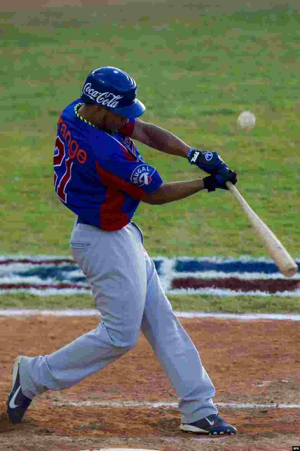 Wilson Valdez, de Tigres del Licey de República Dominicana, batea una pelota hoy, lunes 3 de febrero de 2014, durante un partido contra Villa Clara de Cuba en el tercer día de la Serie del Caribe 2014, en el Estadio Nueva Esparta, en Margarita (Venezuela).