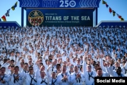 Marinos en la Base Naval de Norfolk, durante el acto por los 250 años de la Marina de EEUU.