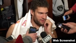 Brook López responde las preguntas de los periodistas tras la victoria de Brooklyn sobre Boston.