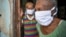 Ancianas cubanas protegidas con mascarillas