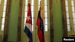Las banderas de Cuba y Venezuela.
