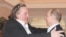 Vladimir Putin recibe a Gerard Depardieu (d-i).