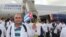 Médicos cubanos se despiden antes de viajar a África Occidental, un viaje que para algunos podría ser sin regreso.