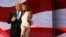 El precandidato presidencial republicano Donald Trump junto a su esposa Melania hoy, 18 de julio de 2016, en la apertura de la segunda sesión del primer día de la Convención Republicana en el Centro Nacional Republicano Quicken Loans Arena de Cleveland, O