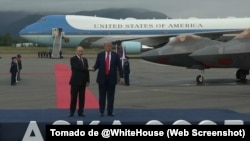 El presidente Trump y el presidente Putin desembarcaron a las 11:08 hora local de Alaska el 15 de agosto de 2025.