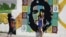  Turistas se toman fotos en un grafiti con la imagen del Ché Guevara 