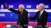 El senador demócrata de Vermont Bernie Sanders (izq.) y el exvicepresidente Joe Biden, durante el debate en Charleston, Carolina del Sur, el 25 de febrero del 2020.