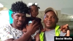 Walnier Aguilar Rivera junto a su padre. (Foto tomada de Facebook)