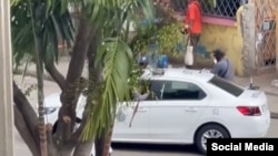 Vigilancia policial en los alrededores de la sede de UNPACU, en Santiago de Cuba. (Captura de video/UNPACU)