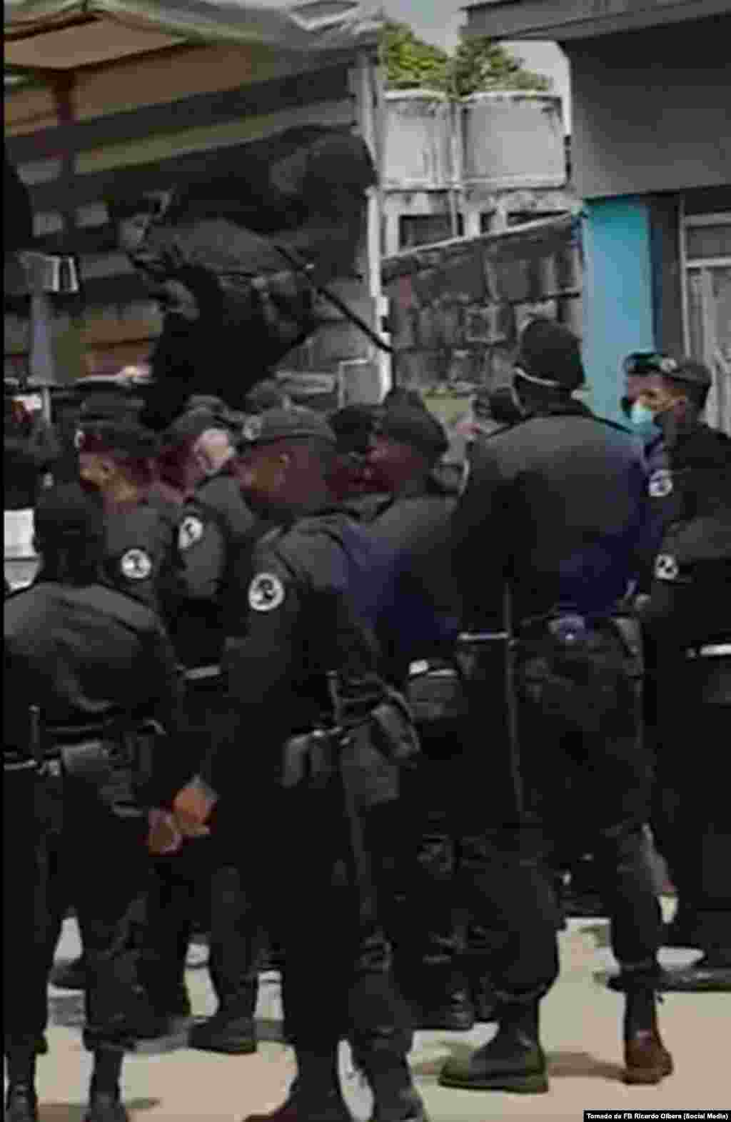 Miguel Díaz-Canel dio “la orden de combate” para reprimir a los manifestantes y desató una ola represiva en toda la isla, movilizando a tropas especiales y paramilitares.