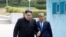 El dictador norcoreano, Kim Jong-un (d), y el presidente surcoreano, Moon Jae-in (i), se dan la mano mientras caminan por la Zona Desmilitarizada en Panmunjom (Corea del Sur), 27 de abril de 2018. 