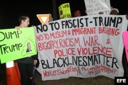 Un centenar de personas protesta con pancartas contra las declaraciones del candidato republicano a la presidencia Donal Trump.