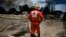 FOTO ARCHIVO. Un trabajador de la Cruz Roja en el incendio de la Base de Supertanqueros de Matanzas, en agosto de 2022. Yamil Lage, foto de Pool vía AP