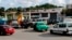 Choferes hacen fila en una gasolinera de La Habana. (AP/Ismael Francisco/Archivo)