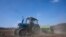 Trabajo agrícola en el oeste de Ucrania, el 26 de marzo de 2022. (AP Photo/Nariman El-Mofty).