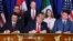 Enrique Peña Nieto (izq.), Donald Trump (centro) y Justin Trudeau firman el nuevo acuerdo comercial entre los tres países.