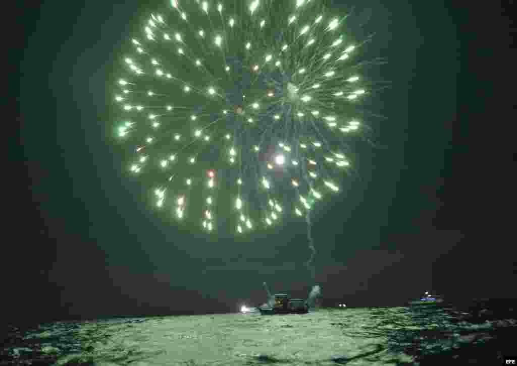 Los fuegos artificiales lanzados por la Flotilla del exilio cubano.