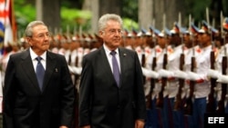 El general cubano Raúl Castro recibe al presidente de Austria, Heinz Fischer (i-d), en el Palacio de la Revolución de La Habana (2 de marzo, 2016).