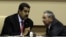 ARCHIVO. Raúl Castro conversa con su homólogo venezolano, Nicolás Maduro.