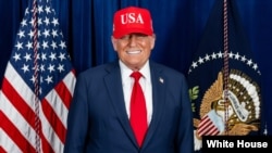 "La sonrisa de un patriota que acaba de aprobar la ley más hermosa de la historia", escribió la Casa Blanca.