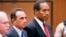 O.J. Simpson escucha de pie a la juez municipal Kathleen Kennedy-Powell mientras lee su decisión de aplazar su juicio para el 8 de julio de 1994, en relación con los asesinatos el 12 de junio de su ex esposa Nicole Brown Simpson y Ronald Goldman.