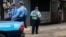 La policía custodia las calles de Managua durante el paro nacional convocado por la oposición. 