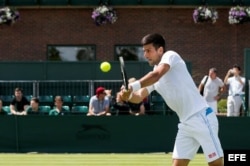 Djokovic entrena en el All England Tennis Club.