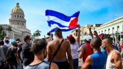 Cubanos frente al Capitolio de La Habana durante una manifestación contra el gobierno el 11 de julio de 2021.
Foto de YAMIL LAGE / AFP