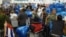 Los cubanos que viajan a Cuba en el aeropuerto de Miami se identifican por su abundante equipaje.