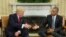 El presidente de los Estados Unidos, Barack Obama (d) junto con el presidente electo Donald Trump (i) al final de su encuentro en el despacho oval en la Casa Blanca el 10 de noviembre de 2016. 