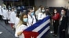 Llegada de médicos cubanos a Panamá el 24 de diciembre de 2020, un servicio que genera miles de millones de dólares anualmente para el régimen cubano. (AFP PHOTO / Aeropuerto Tocumen).