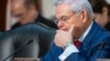 El senador Bob Menéndez, demócrata por Nueva Jersey, durante una audiencia del Comité de Banca, Vivienda y Asuntos Urbanos del Senado, el miércoles 6 de diciembre de 2023 en Washington. (Foto AP/Alex Brandon, archivo)