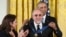 Gloria Estefan y su esposo, Emilio Estefan, reciben la Medalla de la Libertad de manos del presidente Barack Obama.