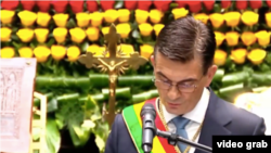 Rodrigo Paz jura como presidente de Bolivia el 8 de noviembre de 2025.